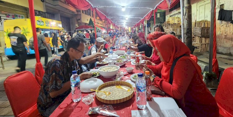 Tamu undangan saat menikmati sajian Tuk Panjang di Pasar Imlek Semawis Kota Semarang, Kamis (8/2). Hendrati Hapsari/RMOLJateng