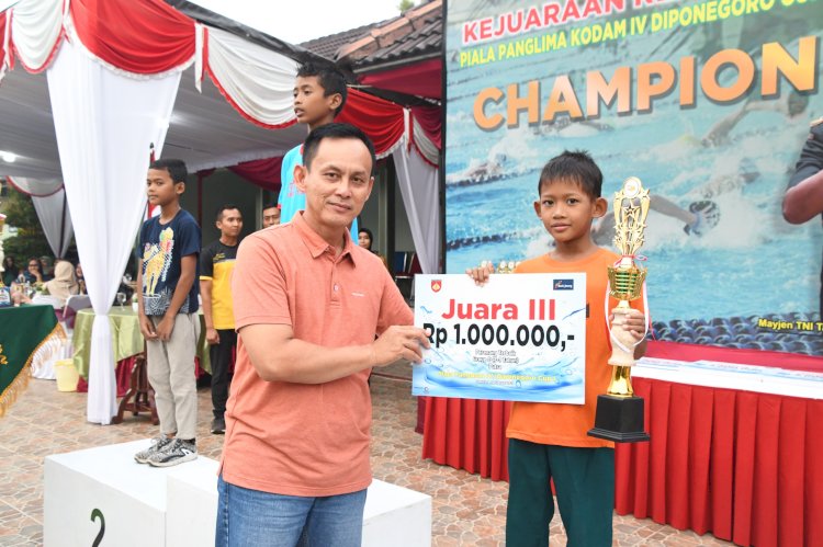 Penyerahan hadiah kepada pemenang lomba. Umar Dani/Dok.RMOLJateng