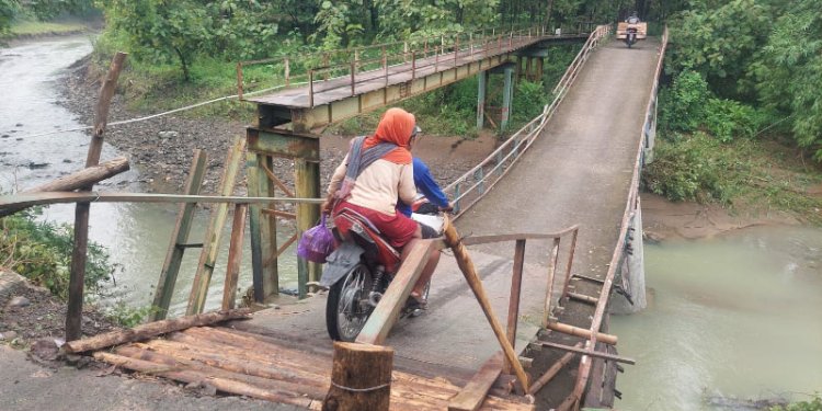 Jembatan besi alternatif putus akibat diterjang banjir, Pemerintah Desa Plumutan Kecamatan Bancak Kabupaten Semarang menyambung dengan alat ala kadarnya, Minggu (11/2). RMOL Jateng