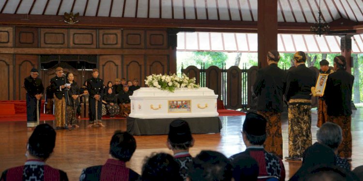 Jenazah Empu Ki Blacius Subono saat disemayamkan di Pendopo GPH Joyo Kusumo ISI Surakarta, sebelum dikebumikan di TPU Bonoloyo Solo. RMOL Jateng