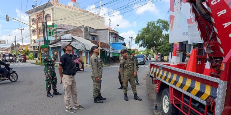 Aksi penertiban APK tim gabungan di sejumlah titik di Sukoharjo. RMOL Jateng