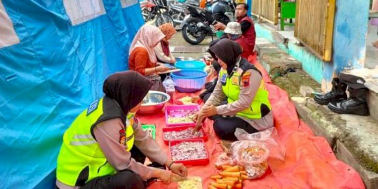 Puluhan Polwan Polres Kudus diterjunkan di lokasi pengungsian warga Demak untuk membantu aktifitas dapur umum di Posko Terminal Induk Jati Kudus. RMOL Jateng