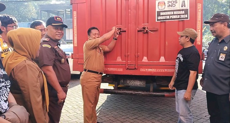 KPU Salatiga Saat Memasukan Logistik Pemilu Ke 8 Armada Truk Di Gudang KPU di Jalan Lingkar Selatan (JLS) Salatiga, Senin (12/02). Foto: Erna Yunus B/RMOLJateng