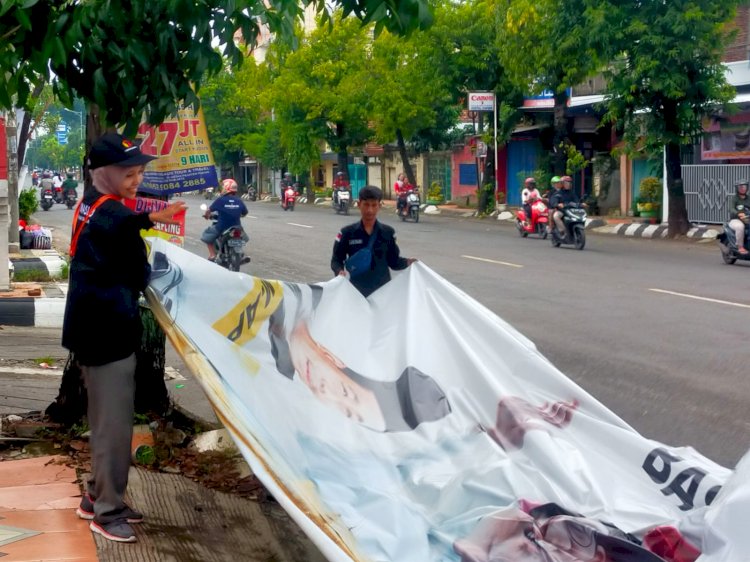 Bawaslu Kudus bersama jajaran pengawas mulai tingkat kecamatan, kelurahan/desa kembali menertiban APK. Arief Edy Purnomo/Dok.RMOLJateng