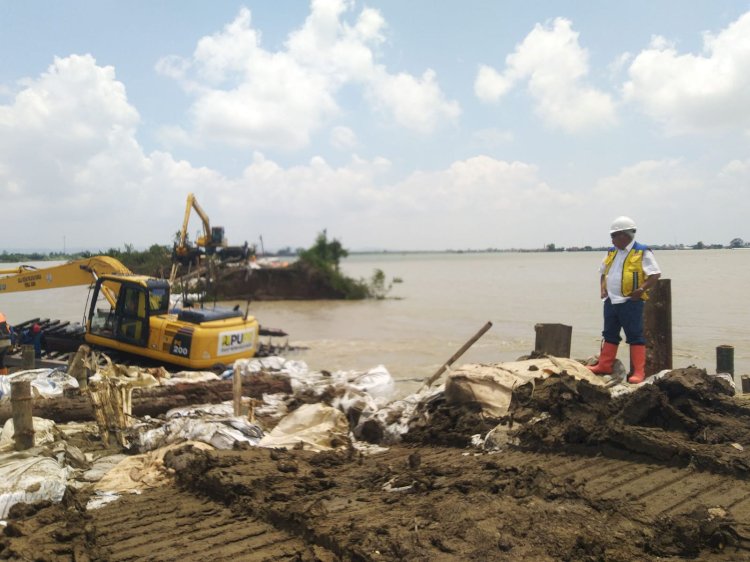Menteri PUPR Basuki Hadimuljono meninjau progres penutupan tanggul Sungai Wulan di Demak, Senin. Foto: Arif Edy Purnomo/RMOLJateng