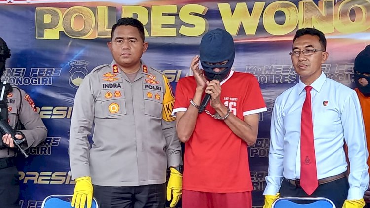 Tersangka HBR diapit Kapolres Wonogiri AKBP Andi Muhammad Indra Waspada Amirullah dan Kasat Narkoba AKP Subroto. Tulus Premana/Dok.RMOLJateng