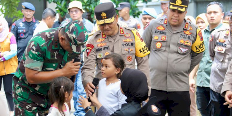 Kapolda dan Pangdam lakukan bansos ke pengungsi terdampak banjir di IPHI Demak. RMOL Jateng