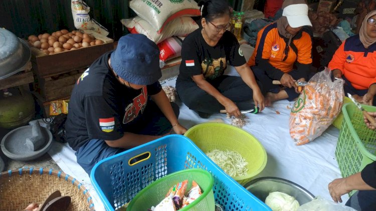 Dapur Umum SALATIGA PEDULI -  IOF RESCUE Pengcab SALATIGA menyalurkan bantuan sayur dari petani di dua dusun di kecamatan Getasan, Kabupaten Semarang bagi korban banjir Demak, Selasa (13/2). Erna Yunus B/Dok.RMOLJateng