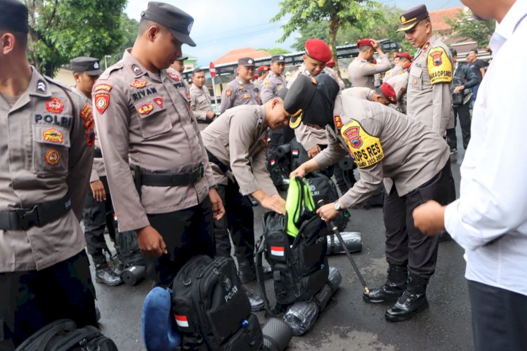 Kapolres Salatiga AKBP Aryuni Novitasari di Salatiga saat memeriksa personil yang akan di BKO-kan, Selasa (13/2). Erna Yunus B/Dok.RMOLJateng