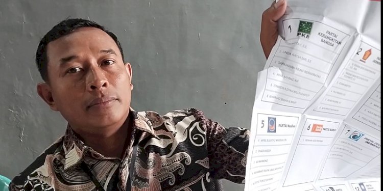  Ketua KPPS Suryo saat menunjukkan surat suara sobek di TPS 05 Perumahan Star Regency, Kecamatan Tingkir, Salatiga, Rabu (14/2). RMOL Jateng