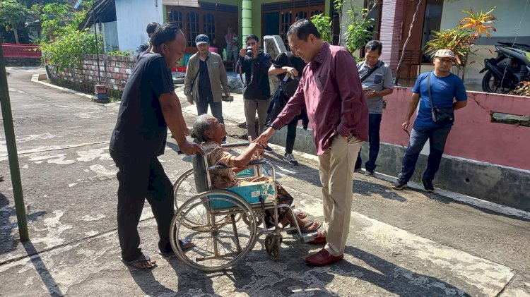 Bupati Wonogiri Joko Sutopo Menyempatkan Menemui Tetangga Sebelum Mencoblos Di TPS 13 Dusun Mantenan, Jaten, Selogiri, Rabu (14/02). Foto: Tulus Premana/RMOLJateng