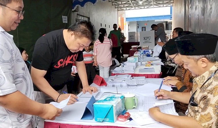 MENCOBLOS: Ketua DPRD Salatiga Dance Ishak Palit Beserta Istri Saat Mencoblos Di TPS 05 Perumahan Star Regency, Salatiga, Rabu (14/2). Foto: Erna Yunus B/RMOLJateng 