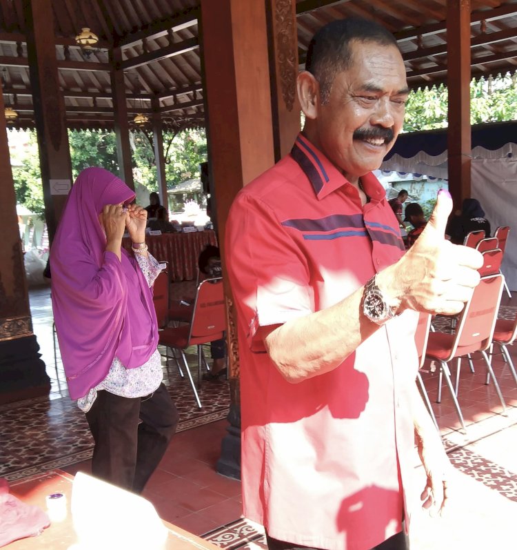 Mantan Walikota Solo, FX Hadi Rudyatmo mencoblos di TPS 24 Pucangsawit, Rabu (14/02). Foto: Dian Tantri Burhani/RMOLJateng