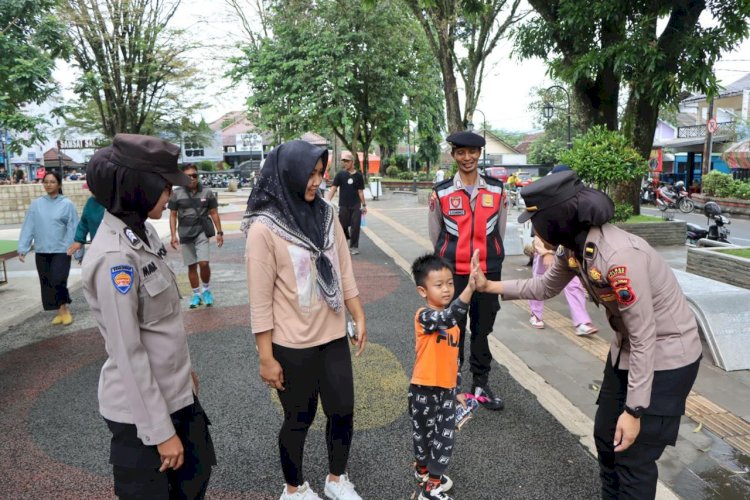 BAGI-BAGI: Polwan Polres Salatiga Bagi-bagi Coklat Di Beberapa Lokasi Di Kota Salatiga, Rabu (14/02). Foto: Erna Yunus B/ROMLJateng
