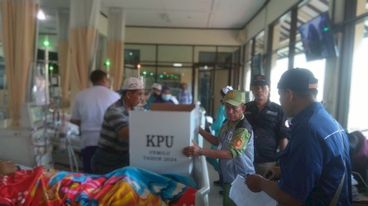 Pasien RS St Elizabeth yang didatangi petugas penyelenggara pemilu, PPS, Panwaslu Kelurahan Tegalsari dan saksi di ruang HD memberikan hak suaranya, usai menjalani perawatan rutin, Rabu (14/2). Istimewa/Dok.RMOLJateng