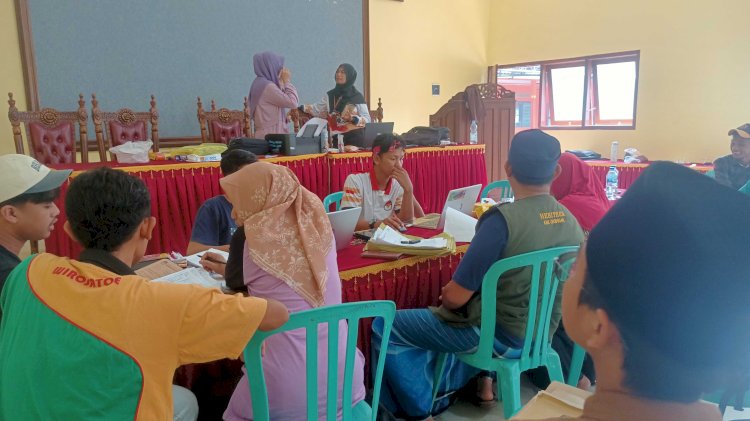 Petugas Panitya Pemungutan Suara (PPS) Desa Tambakselo Melakukan Pengumpulan Logistik Pemilu Di Balai Desa Tambakselo Sebelum Dikirim Ke Kecamatan Wirosari, Kamis (15/2) Pagi. Rubadi/RMOLJateng