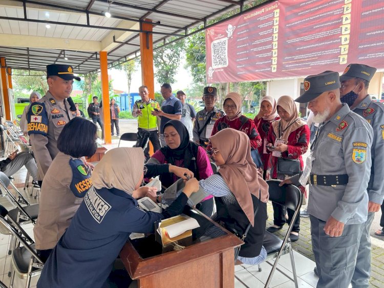 Tim Dokkes Polres Salatiga saat memeriksa penyelenggara Pemilu dan personil pengamanan se-Kota Salatiga, Kamis (15/2). Erna Yunus B/Dok.RMOLJateng
