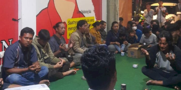 Nobar Quick Count Pilpres 2024 bertempat di Komplek Ruko Jalan Ahmad Yani Ungaran disertai menyalakan 100 lilin, Kamis (15/2). RMOL Jateng