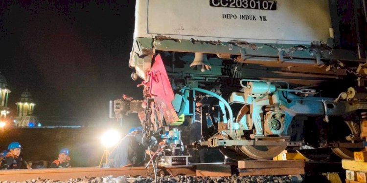  Lokomotif Kereta Api Manahan (79F) relasi Solo Balapan – Gambir mengalami kerusakan dan anjlok karena tertemper mobil truk. Dok