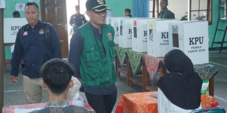 Pj Bupati Karanganyar Timotius Suryadi saat sidak di salah satu TPS. RMOL Jateng
