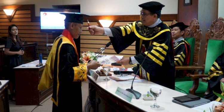 Dr. Suhendro, S.E., M.Si., Ak. C.A., berhasil meraih gelar Doktor Manajemen dalam Yudisium yang diselenggarakan Program Studi Doktor Manajemen FEB UKSW  di Gedung G Ruang Probowinoto. RMOL Jateng