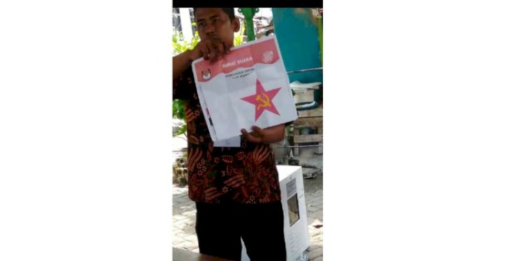 Gambar video surat suara Pilpres yang ditempeli kertas bergambar Palu Arit di TPS 03, Kelurahan Pandansari, Kecamatan Semarang Tengah, Kota Semarang, ditunjukkan Petugas KPPS, saat perhitungan suara di dalam TPS, Rabu (14/2). Tangkapan layar 