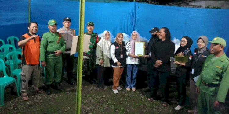 Suyitno (paling kanan) berfoto dengan para petugas KPPS di TPS 07 Desa Karanglewas, Kecamatan Kutasari, Purbalingga. Dok