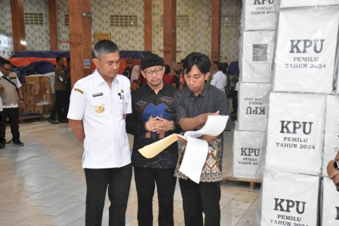 Ketua KPU Karanganyar, Daryono (Kanan) Bersama Pj Bupati Timotius (Kiri) Dan Anggota DPRD Toni Hatmoko (Tengah). Foto: Dian Tanti Burhani/RMOLJateng
