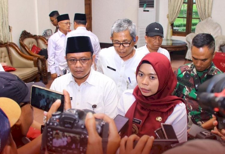 Bupati Demak Eistianah (kanan) bersama Pj Bupati Kudus Hasan Chabibie (kiri) usai Rapat Koordinasi (Rakor) penanganan banjir di Pendopo Kudus, Jumat (16/02). Foto: Arief Edy Purnomo/RMOL Jateng