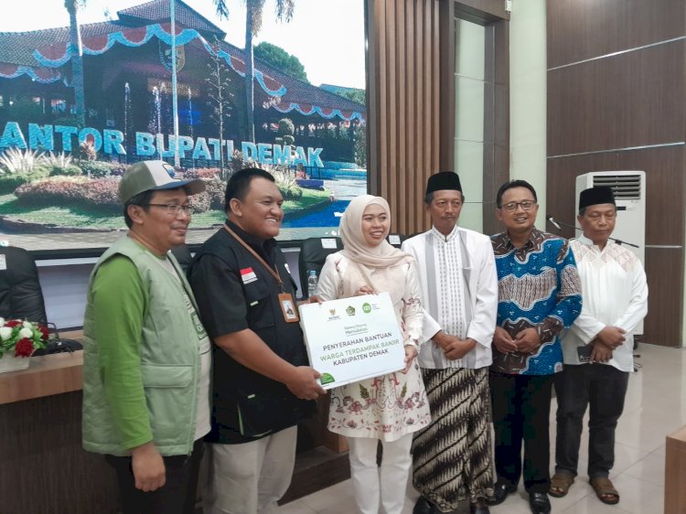 Pemberian Bantuan Dari Kementerian Agama Secara Simbolis Terhadap Korban Banjir Demak Kepada Bupati Demak, Sabtu (17/02) Siang. Foto: Nungky S Nurhidayanto/RMOLJateng