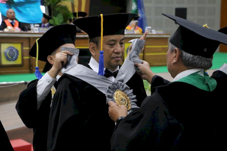 Rektor UMS Prof Sofyan Anif Mengukuhkan Guru Besar Fakultas Ekonomi Dan Bisnis (FEB) UMS, Sabtu (17/02). Pengukuhan dilakukan di Gedung Edutorium KH Ahmad Dahlan. Foto: Almira Nindya/RMOLJateng