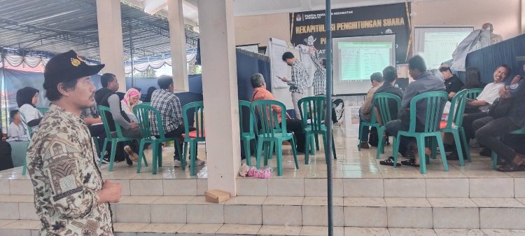 MENGAWASI: Kepala Divisi (Kadiv) Hukum, Pencegahan Dan Humas Bawaslu Kota Salatiga Lukman Fahmi Saat Mengawasi Proses Rekapitulasi Penghitungan Suara Pada Pemilu 2024 Di Kecamatan Argomulyo, Salatiga, Sabtu (17/02). Foto: Erna Yunus B/RMOLJateng 
