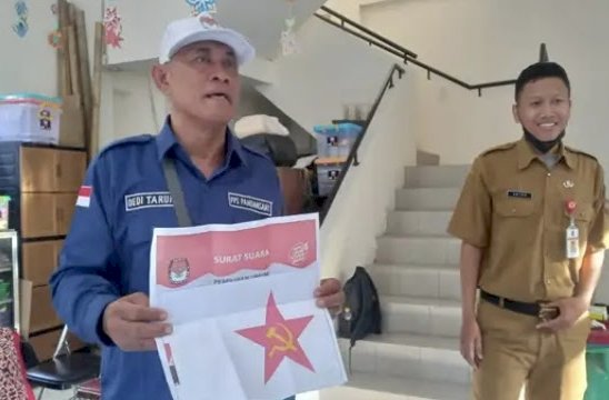 Petugas KPPS TPS 02, Pandansari, Semarang Tengah, menemukan surat suara bergambar logo PKI ketika proses penghitungan suara Capres dan Cawapres. Dicky Aditya/Dok.RMOLJateng