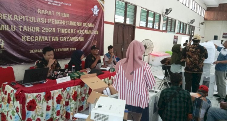 Proses Rekapitulasi Hasil Pemilu 2024 Saat Ini Sampai Tahap Penghitungan Tingkat PPK Di Seluruh Kecamatan Kota Semarang, Minggu (17/02). Foto: Dicky A Wijaya/RMOLJateng 