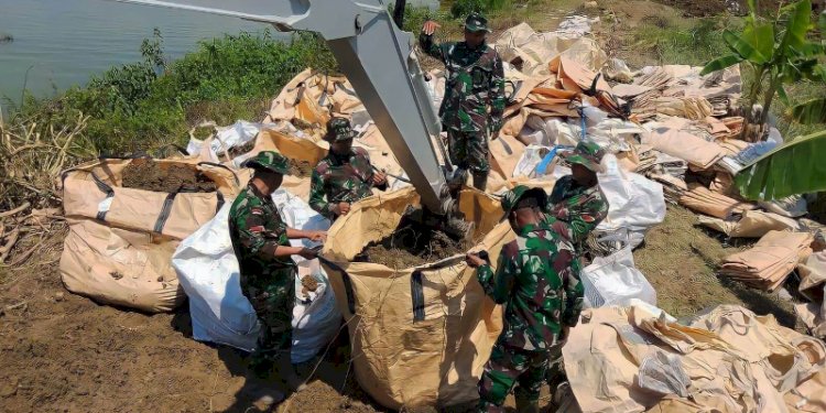 Prajurit Yonzipur 4/TK bersama Kementrian PUPR dan BBWS Pemali Juana bersinergi menutup titik tanggul jebol di Sungai Wulan pemicu banjir di ruas Kudus dan Demak. RMOL Jateng