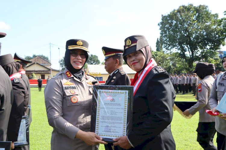 Kapolres Salatiga AKBP Aryuni Novitasari memberikan tanda purna tugas kepada satu dari tujuh perwira yang Purnatugas di Mapolres Salatiga, Senin (19/2). Erna Yunus B/Dok.RMOLJateng 