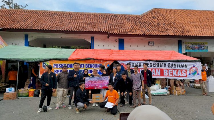 Para Ormawa UMK kembali mendistribusikan bantuan korban banjir di lokasi pengungsian Terminal Jati Kudus. Arief Edy Purnomo/Dok.RMOLJateng
