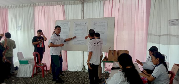 Petugas KPPS di TPS 34 Manahan Kota Solo, TPS dimana Wali Kota Gibran Rakabuming mencoblos. Almira Nindya/Dok.RMOLJateng