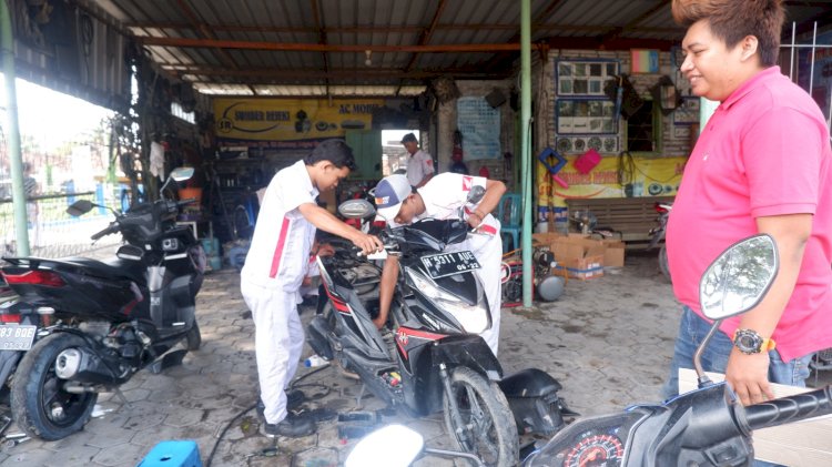 Bengkel motor dadakan memperbaiki puluhan motor milik warga terdampak banjir di ruas Pantura Demak-Kudus. Arief Edy Purnomo/Dok.RMOLJateng