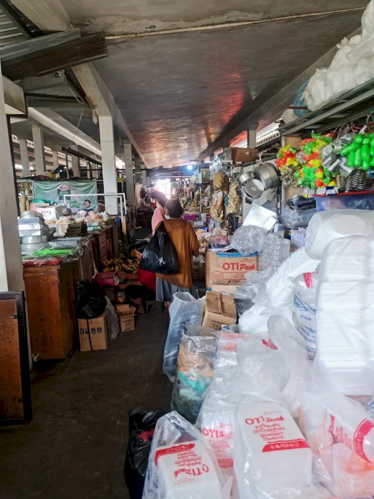Ibu Rumah Tangga Di Semarang Mengkhawatirkan Kenaikan Harga Beras Jelang Ramadhan Menyebabkan Kebutuhan Pokok Ikut Naik Dan Memberatkan Masyarakat, Senin (19/02). Foto: Dicky A Wijaya