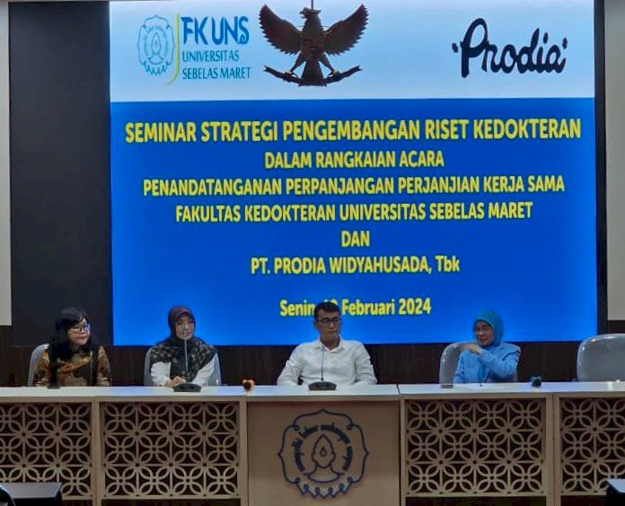 Pemandangan kerjasama Prodia dengan FK UNS, diwakili oleh Direktur Bisnis dan Marketing Prodia, Dr. Indriyanti Rafi Sukmawati, M.Si. dan Dekan FK UNS, Prof. Dr. Reviono, dr., Sp.P(K). Almira Nindya/Dok.RMOLJateng