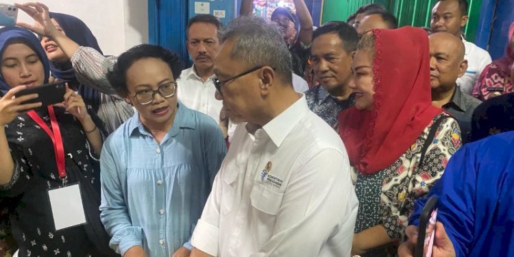 Menteri Perdagangan (Mendag) RI, Zulkifli Hasan (Zulhas) memberi keterangan pers usai mengecek stok dan harga beras di Pasar Bulu Jalan Mgr Sugiyopranoto, Kota Semarang pada Selasa (20/2). RMOL Jateng