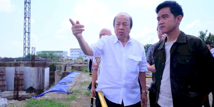 Wali Kota Solo Gibran Rakabuming mendampingi Founder Tahir Foundation, Dato Sri Tahir meninjau museum, sains, dan teknologi Bengawan Solo, Selasa (20/2). RMOL Jateng