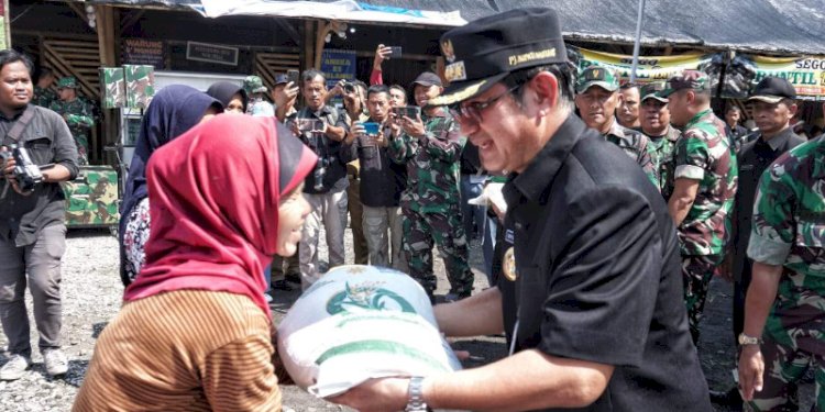 Pj Bupati Magelang Sepyo Achanto membagikan sembako pada pembukaan TMMD Sengkuyung Tahap I di Dusun Sindas I, Desa Pancuranmas, Kecamatan Secang. RMOL Jateng