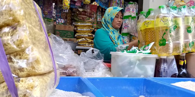 Aktivitas kios sembako di Pasar Johar Selatan, Selasa (20/2), turut merasakan kenaikan harga jual beras dan sejumlah komoditas sembako. RMOL Jateng 