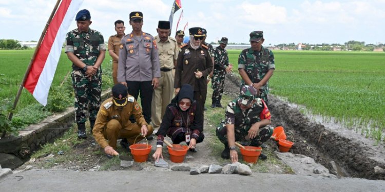 Bupati Etik dan forkopimda Sukoharjo memulai pelaksanaan pembangunan jalan TMMD Sengkuyung 1 Kodim Sukoharjo di desa Pranan Polokarto Sukoharjo. RMOL Jateng