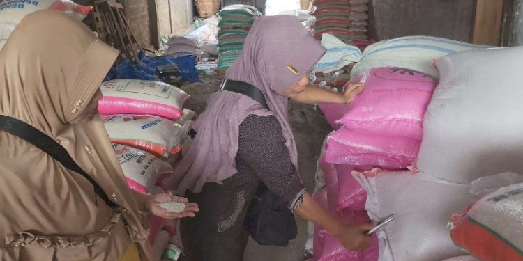 Kondisi perdagangan beras di Pasar Induk Purwodadi lesu akibat pembeli mengurangi jatah pembelian, Selasa (20/2) sore. RMOL Jateng