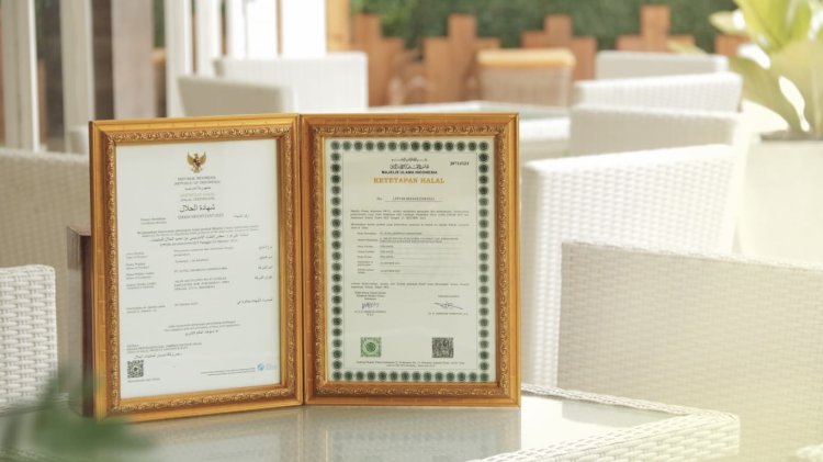 Sertifikat halal ini bisa dilihat oleh tamu di resto Al Kautsar Syariah Hotel Solo. Dok