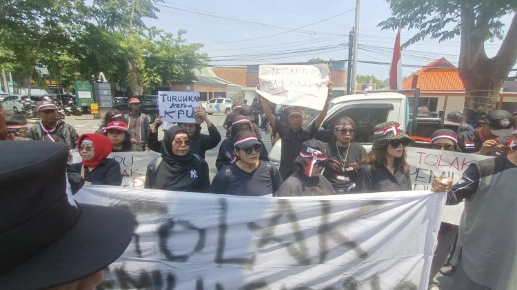 Aliansi Masyarakat Sipil Jawa Tengah menggelar aksi unjuk rasa di kantor KPU Jateng, Rabu (21/2). RMOL Jateng