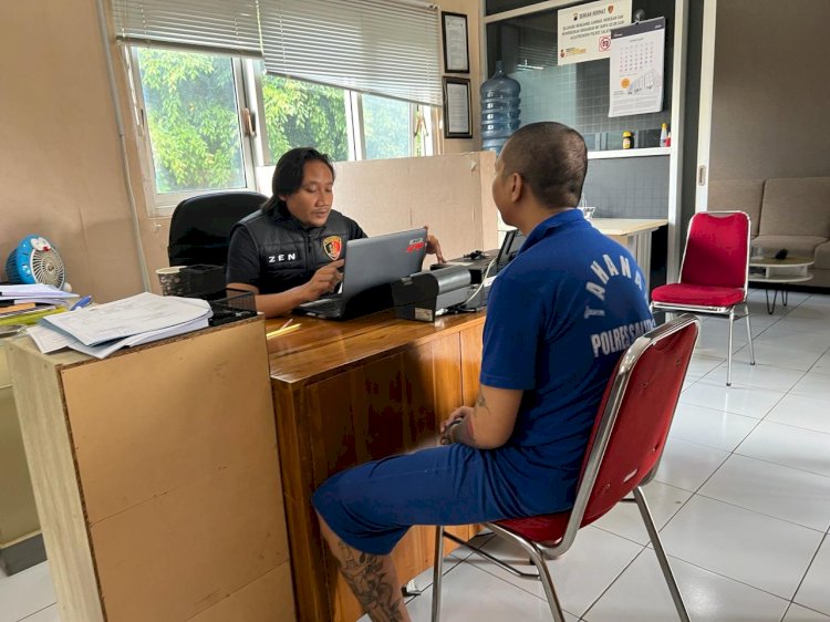 MENJALANKAN: DS Harus Menjalankan Serangkaian Pemeriksaan Sebelum Disidangkan Di Ruang Satreskrim Polres Salatiga, Rabu (21/02). Foto: Erna Yunus B/RMOLJateng